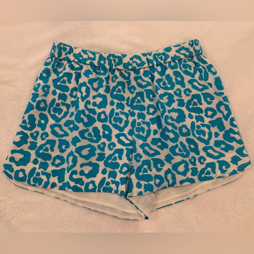 NWT Annie Griffin Lulu Short. Blue/white cheetah print. Size large.